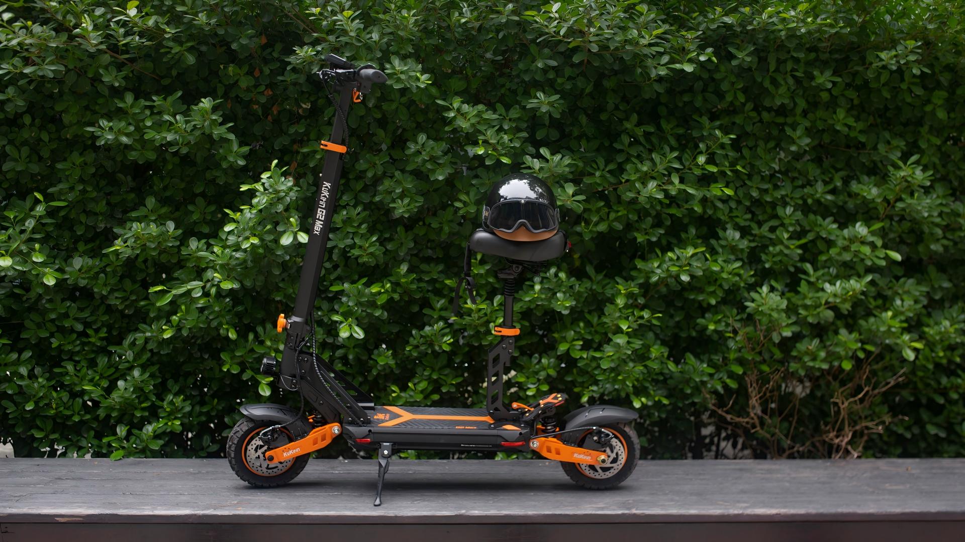 Trottinette électrique KuKirin abordable dotée d'un siège confortable amovible et d'un cadre pliable pour les déplacements urbains