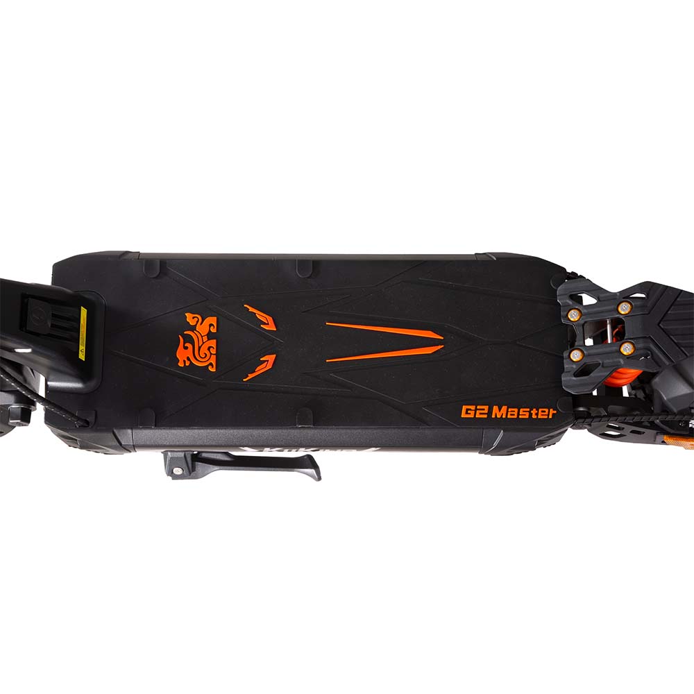 Wide texturized anti-slip rubber riding platform deck of KuKirin G2 Master.