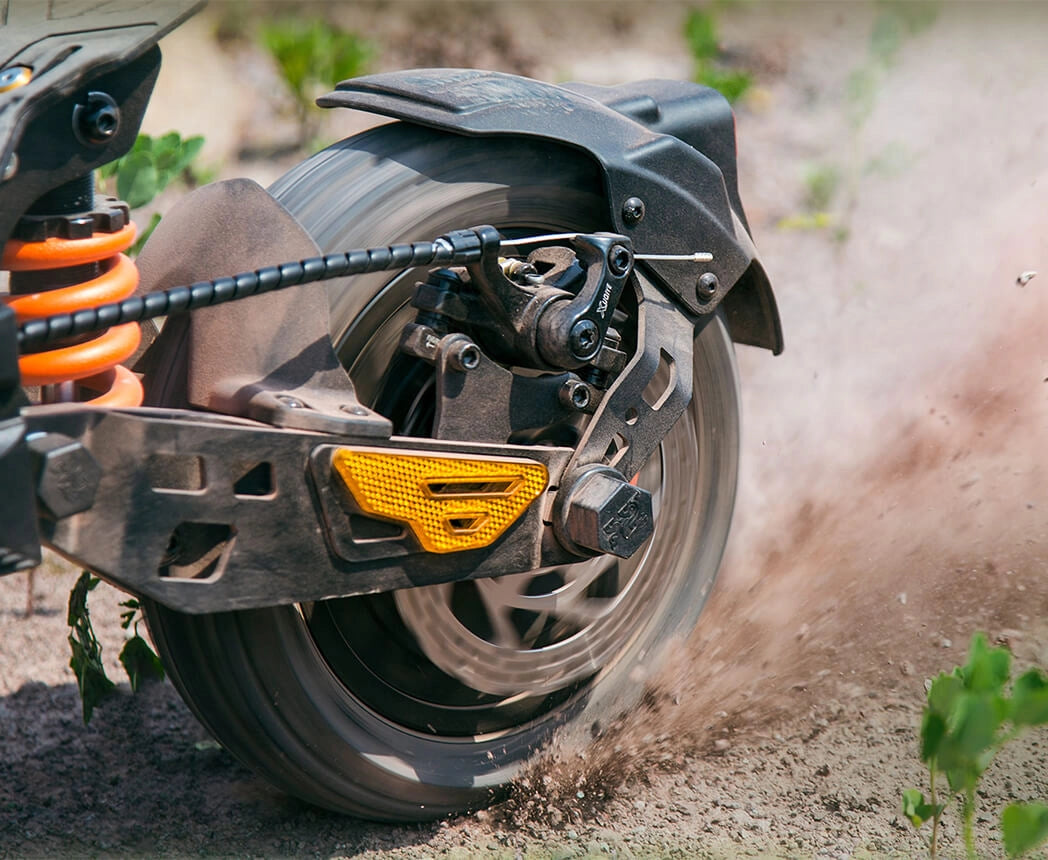 Powerful dual 1000W motors and off-road tire on KuKirin G2 Master.