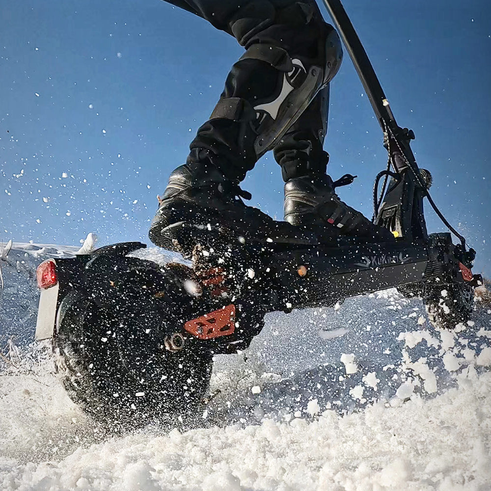 High-traction tires of KuKirin G2 Master electric scooter riding over snow