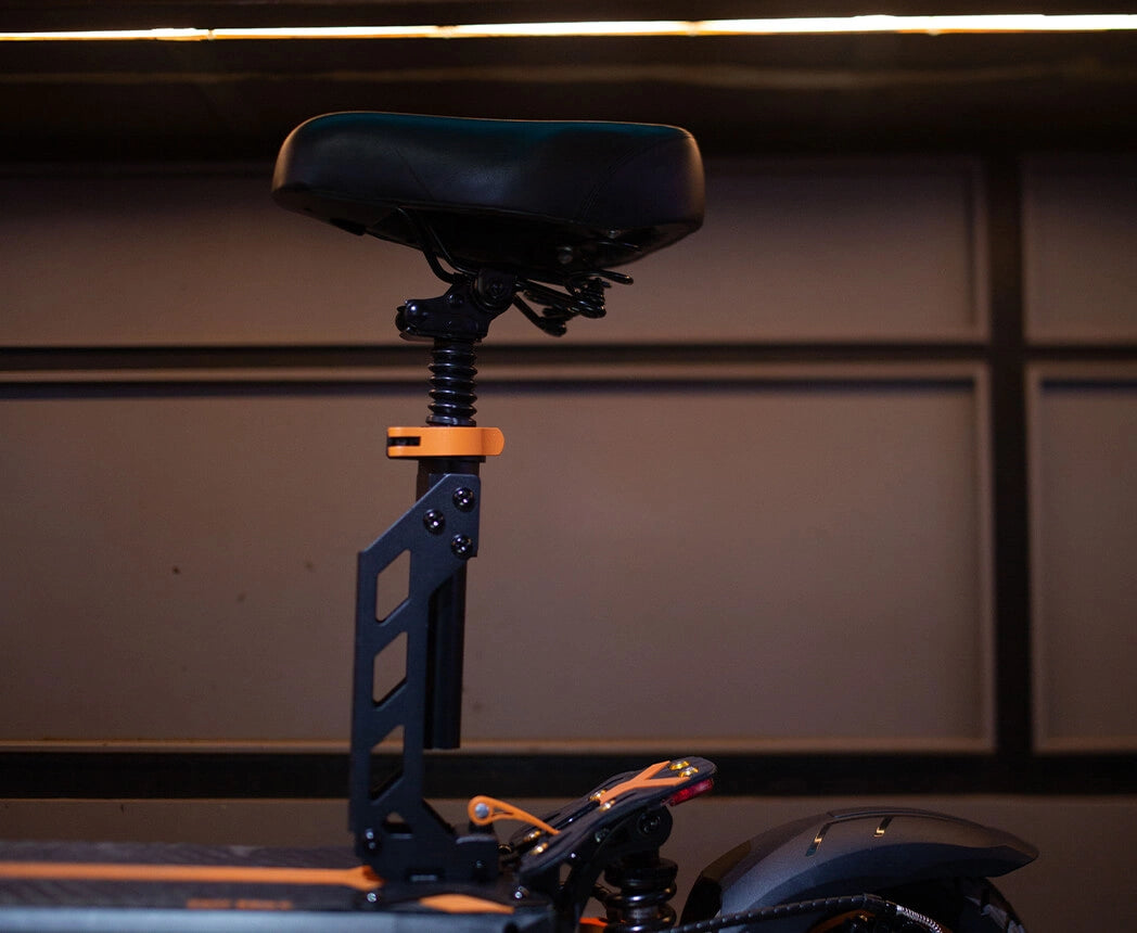 Siège de selle confort détachable à absorption de chocs premium installé sur le KuKirin G2 Max