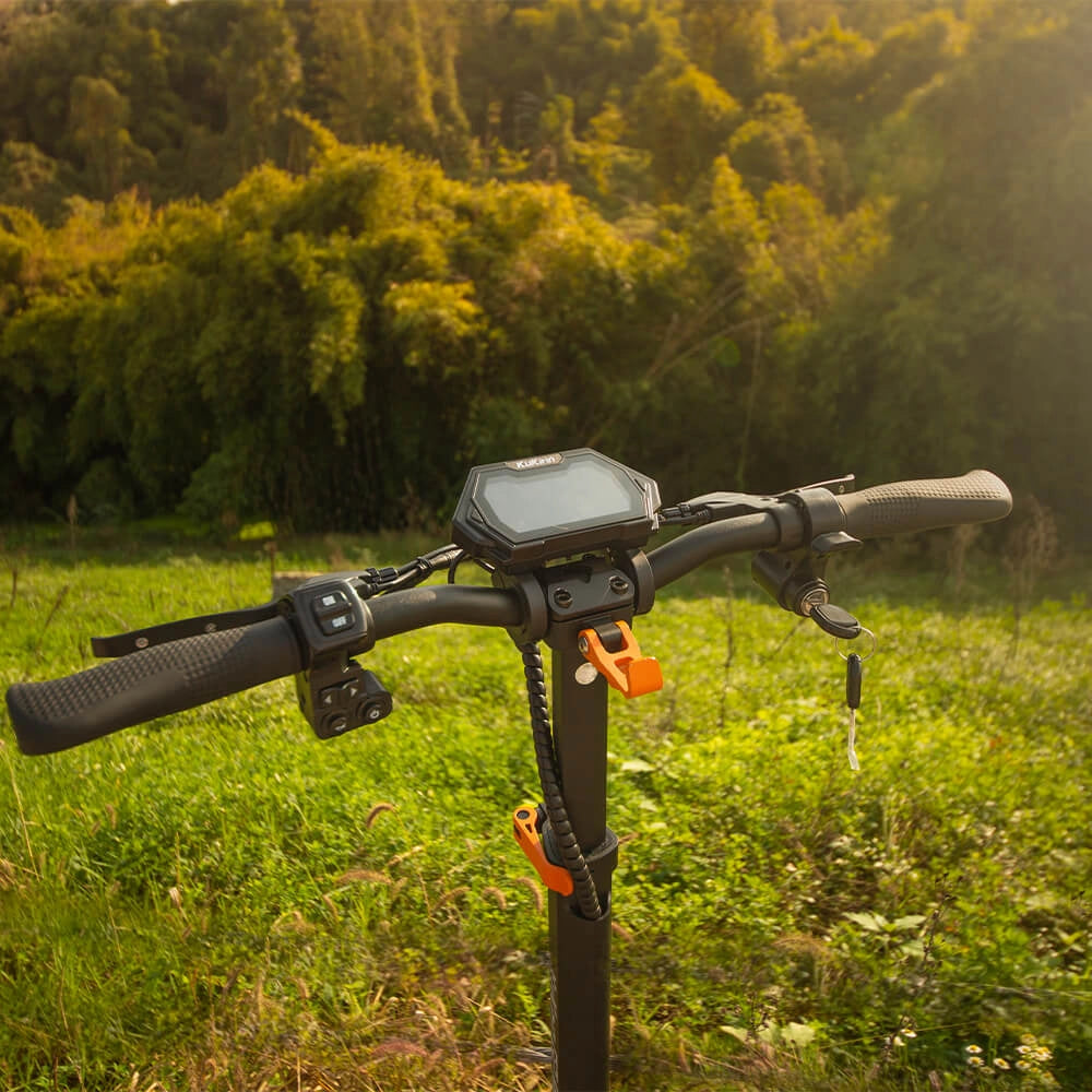 Configuration de guidon large et ergonomique sur la console avant du scooter tout-terrain KuKirin G2 Max