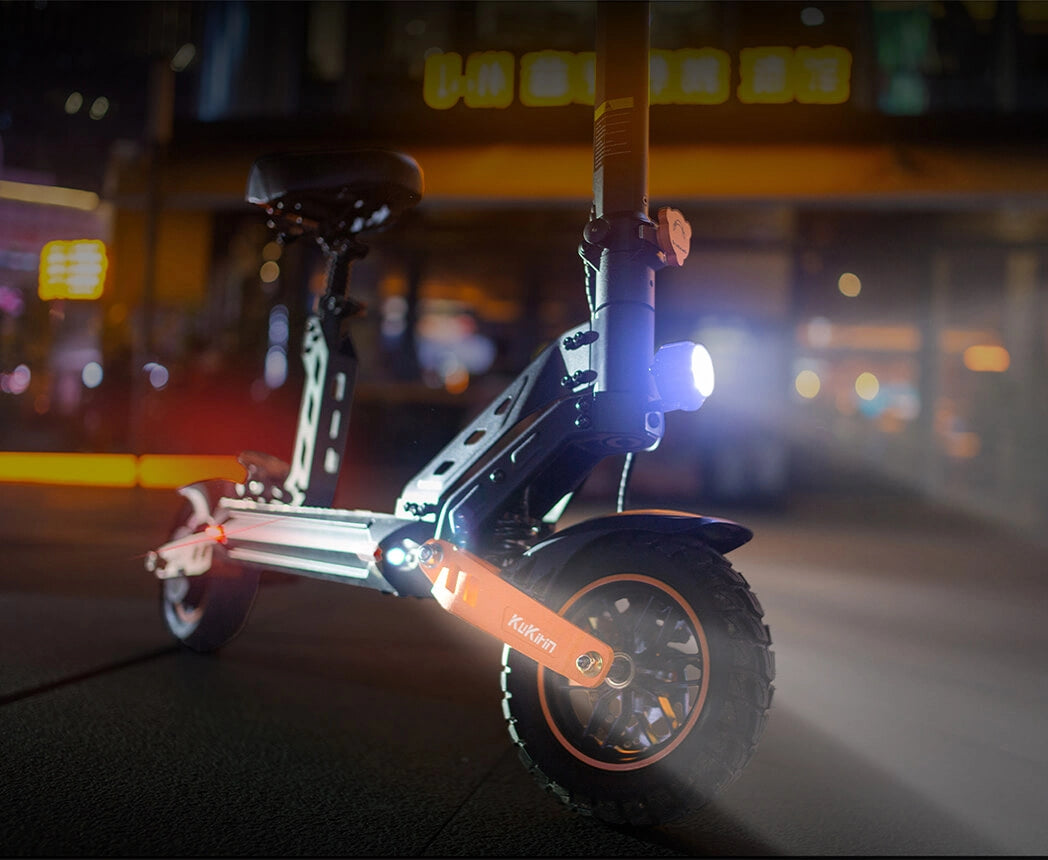 Configuration de sécurité ultra-lumineuse pour un éclairage nocturne complet sur un KuKirin G2 Max assis.