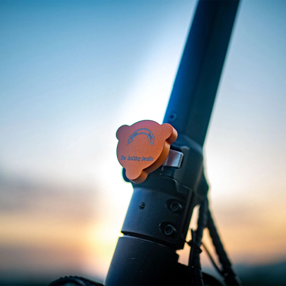 Loquet de colonne de système de pliage robuste avec bouton de verrouillage orange sécurisé sur KuKirin G2 Max.