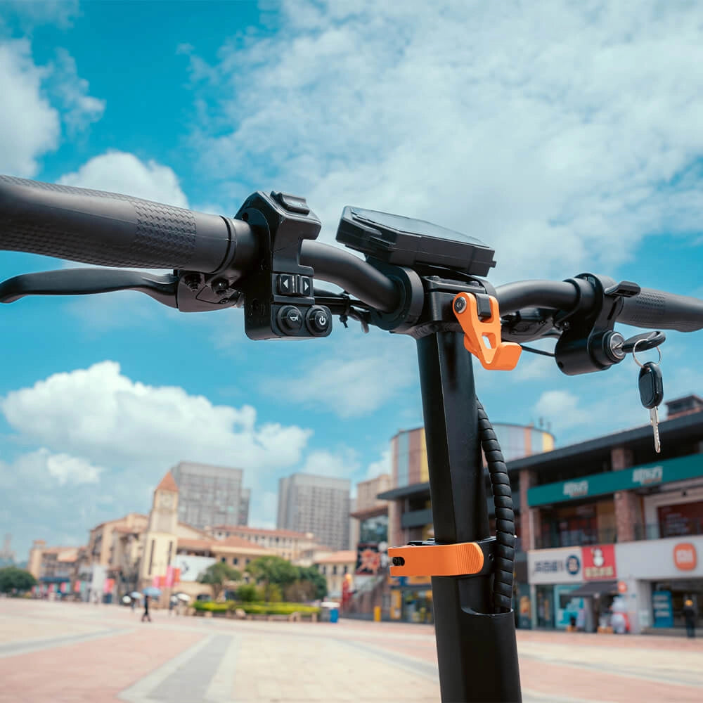 Wide ergonomic handlebars, smart display, and secure key ignition on KuKirin G2 Pro.