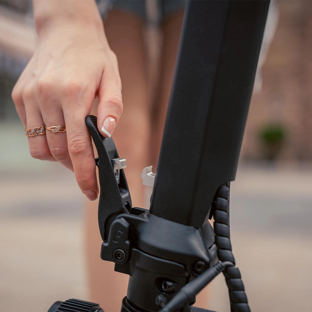 Secure one-step folding handle mechanism collapses the KuKirin G2 Pro stem in seconds.