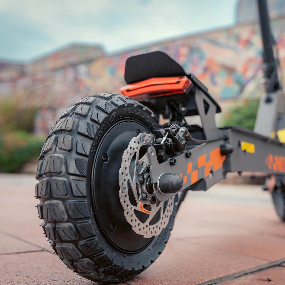 Powerful rear hub motor and 10-inch tire on the KuKirin G2
