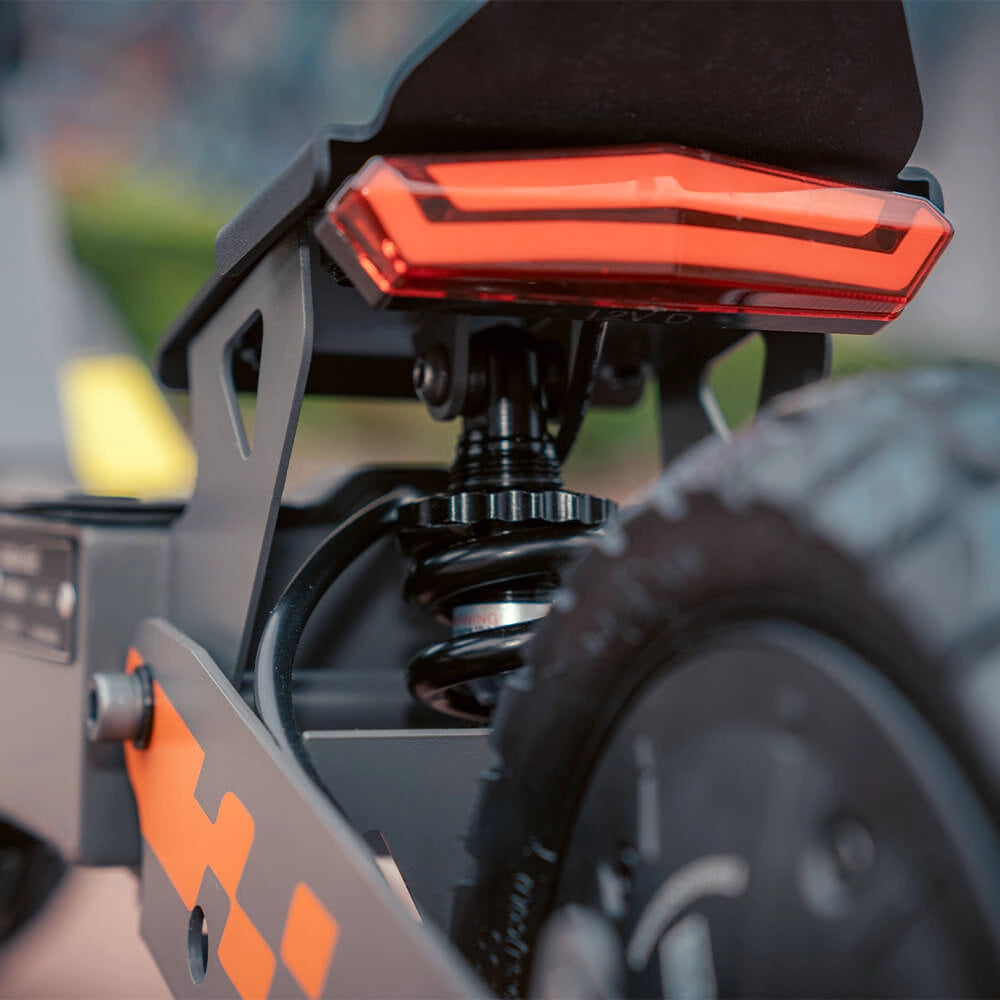 High-visibility LED rear tail light on the KuKirin G2