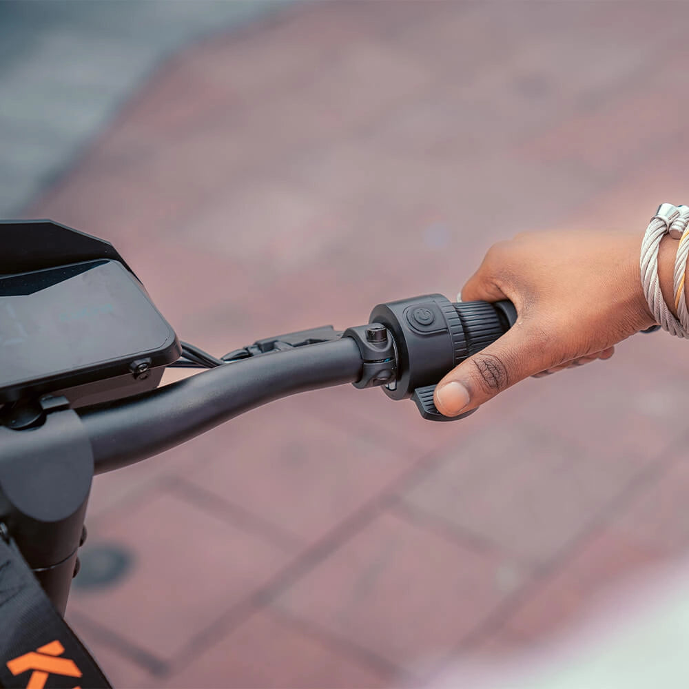 Ergonomic right handlebar and thumb throttle of the KuKirin G2