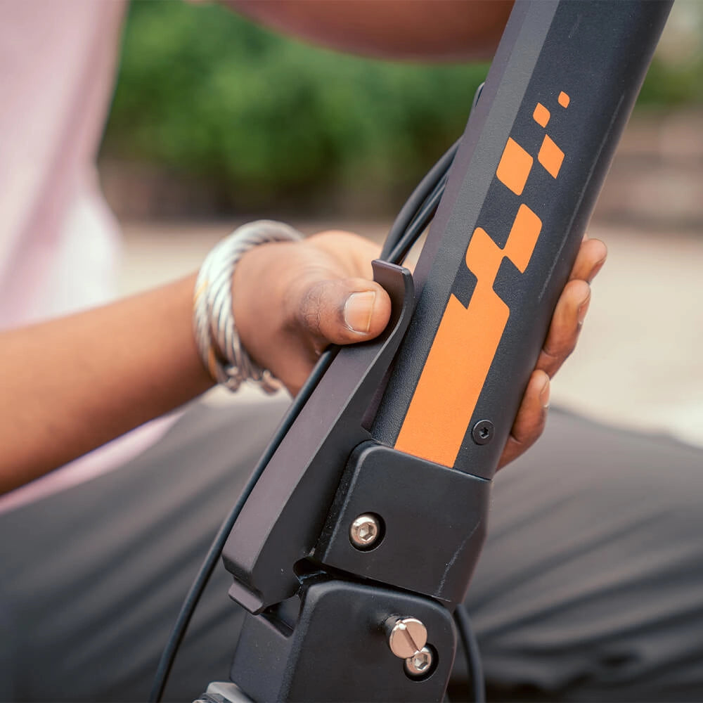 Close-up of the KuKirin G2 secure one-key folding system