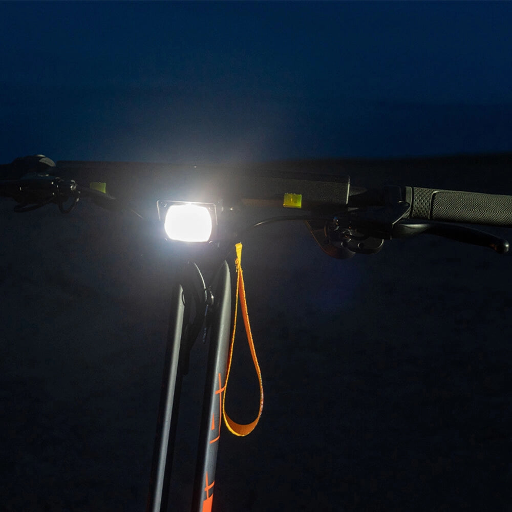 Éclairez votre chemin jusqu'à 15 mètres avec le phare ultra-lumineux pour le trajet nocturne.
