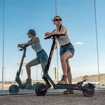 coureurs profitant d'une aventure en plein air sur des trottinettes tout-terrain KuKirin G2 Ultra.