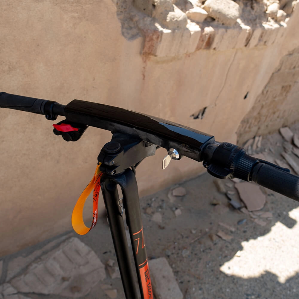 Profitez d'un contrôle ultime avec ce design de cockpit élégant et haut de gamme conçu pour le confort.