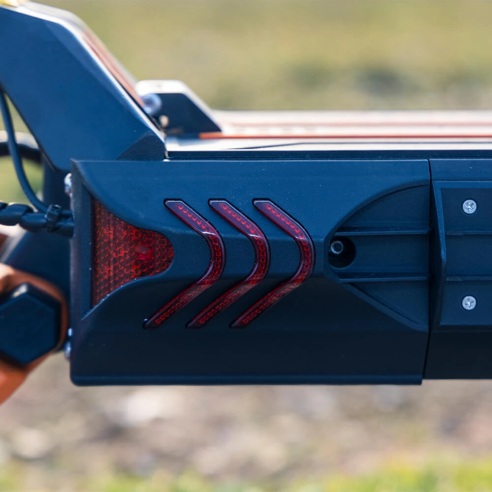 High-visibility red arrow LED side lights and embedded deck turn signals on KuKirin G3 Pro
