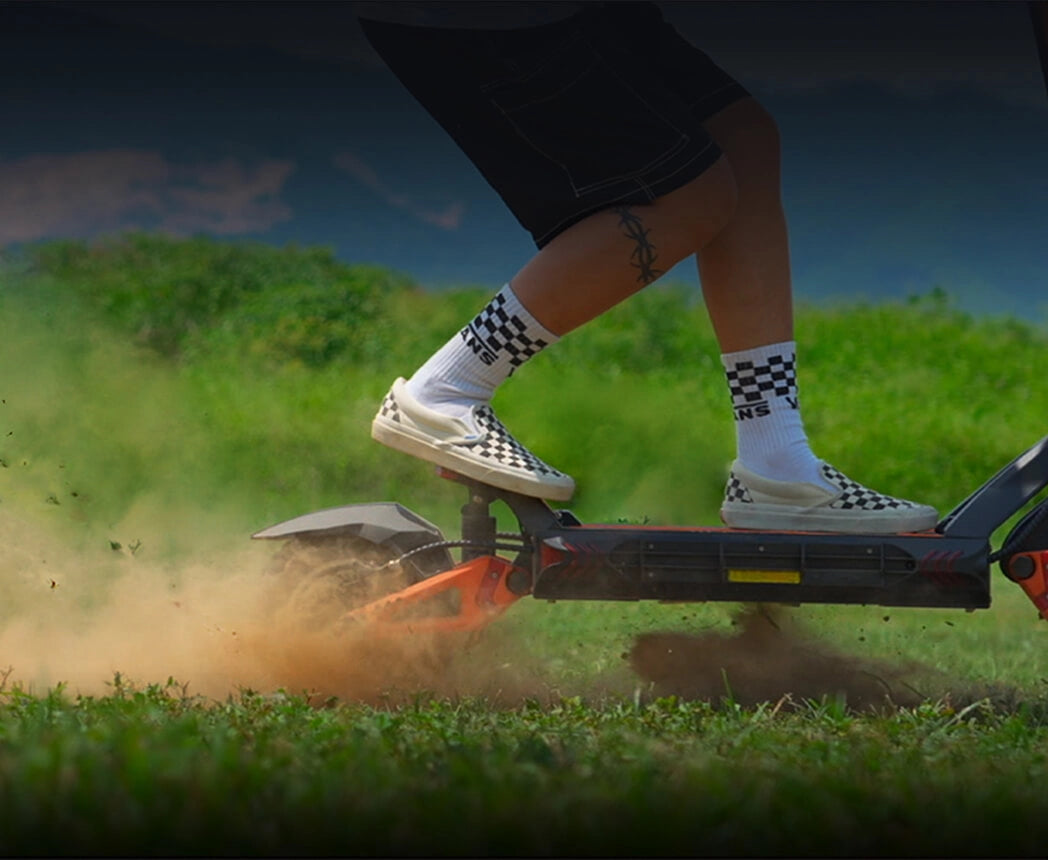 High-torque dual 1200W motors driving the KuKirin G3 Pro over dirt roads.