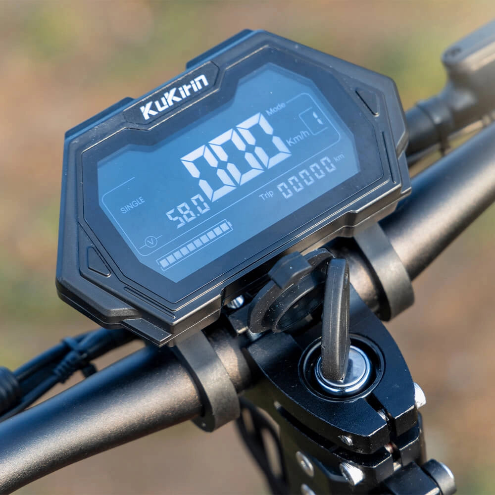 Clear real-time speed monitoring and battery tracking on the KuKirin G3 Pro smart LCD screen