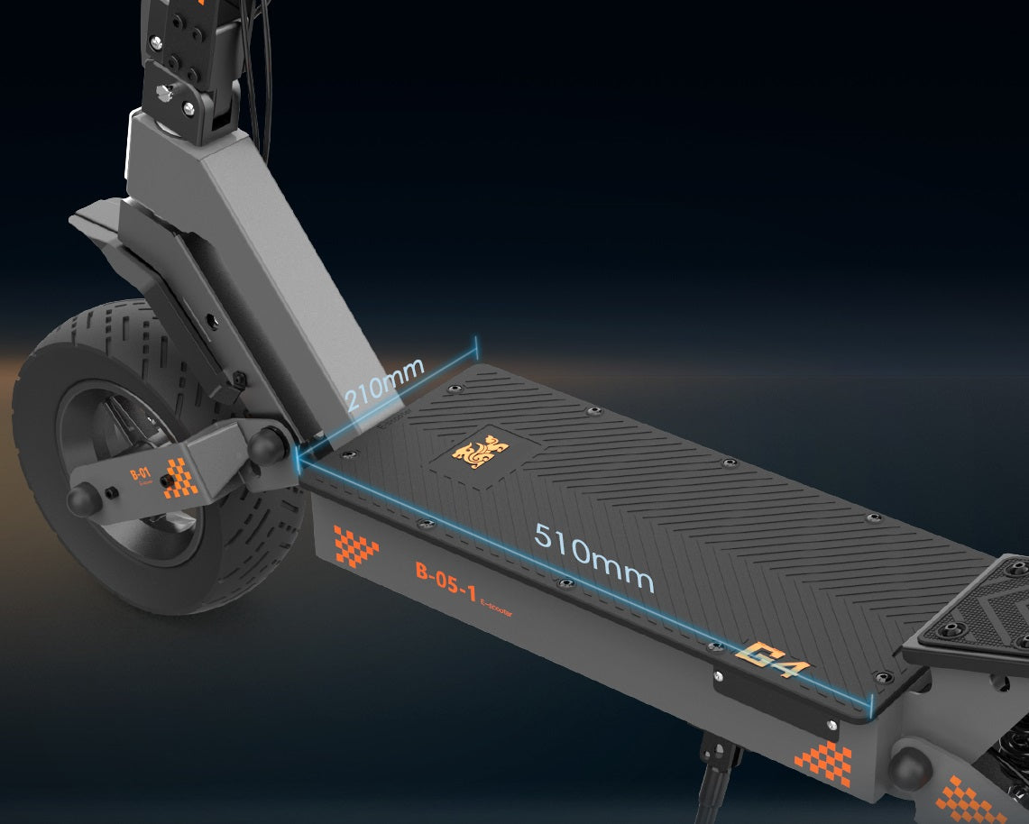 Close-up of the KuKirin G4 deck showing the 510 mm x 210 mm extra-long pedal dimensions