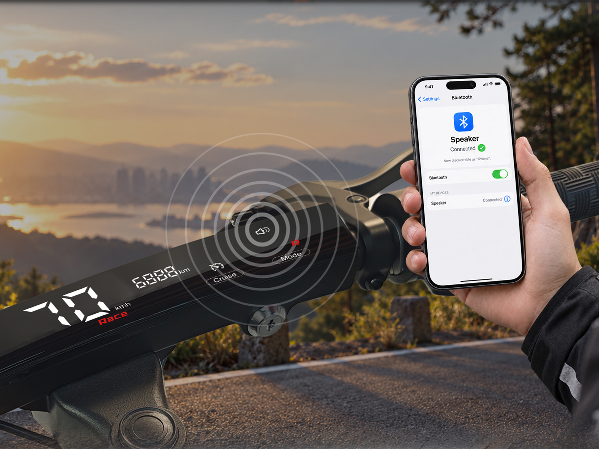 Altavoz Bluetooth integrado en el manillar del KuKirin G4 Ultra, conectado a un smartphone para música y navegación