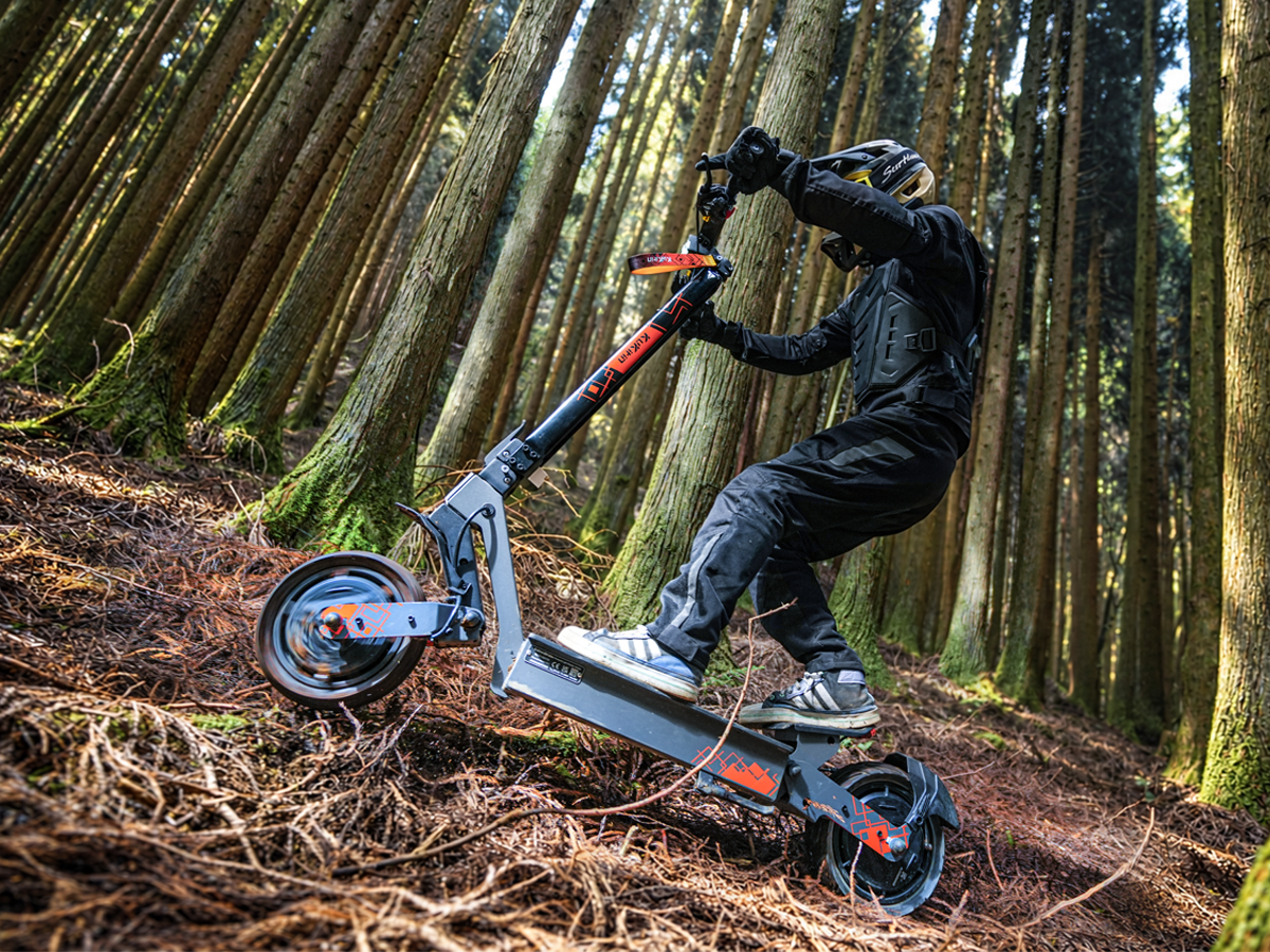 Ciclista recorriendo un sendero forestal empinado, demostrando la tracción y capacidad de ascenso del KuKirin G4 Ultra con motor dual de 1000W.