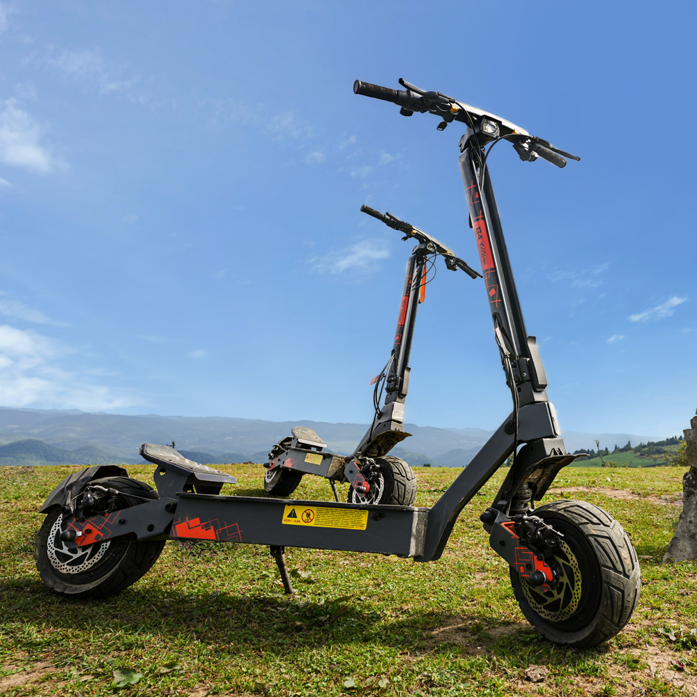 Dos patinetes eléctricos KuKirin G4 Ultra aparcados sobre un paisaje de césped
