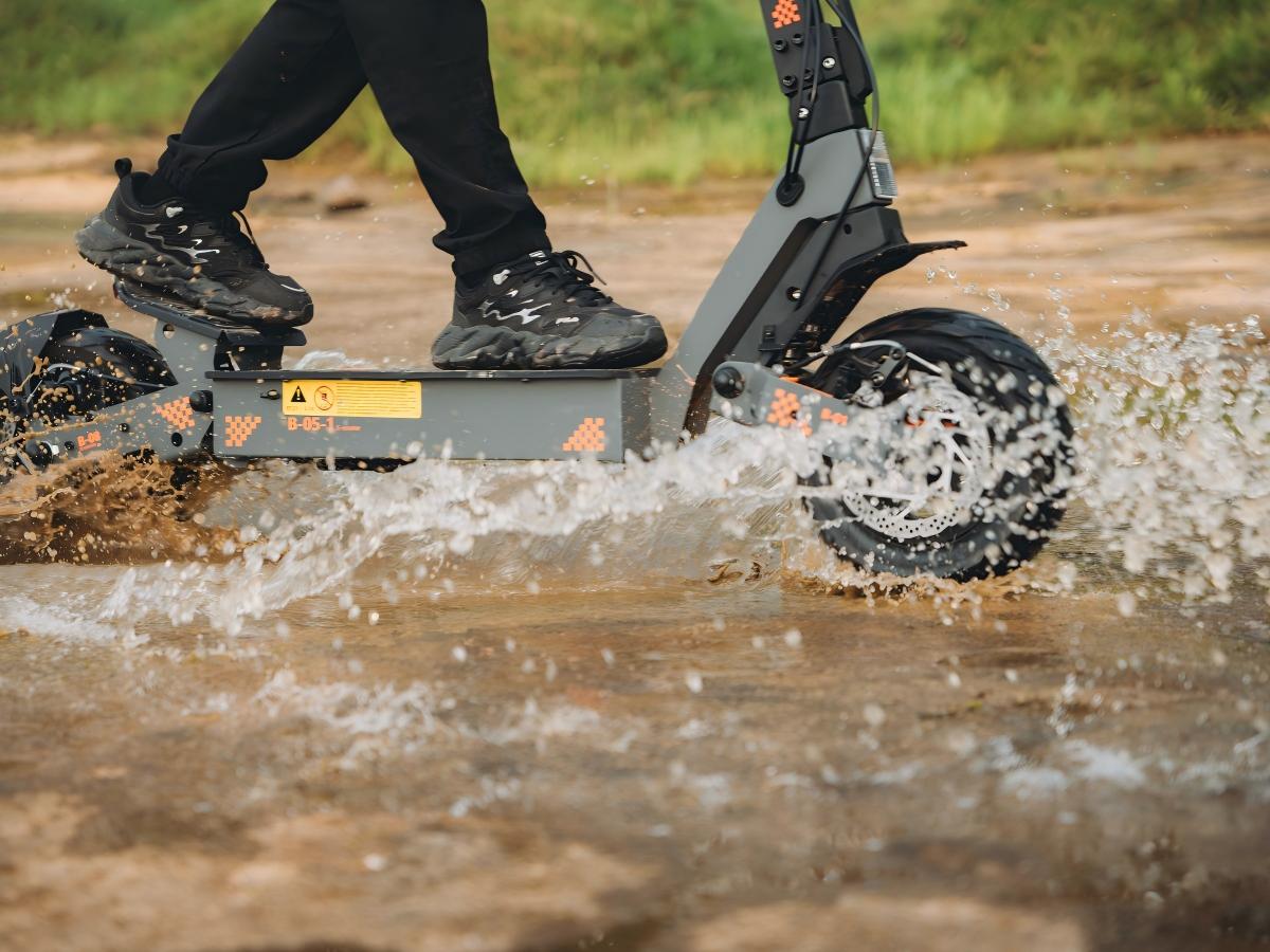 KuKirin G4 riding through water showing its IP54 waterproof rating