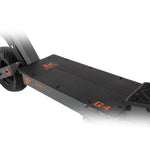Close-up of the KuKirin G4 extra-wide standing deck