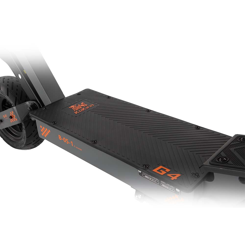 Close-up of the KuKirin G4 extra-wide standing deck